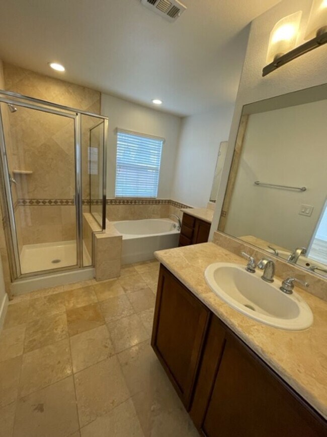 Building Photo - Rent Special - 2 weeks free rent!! 3 bedro...