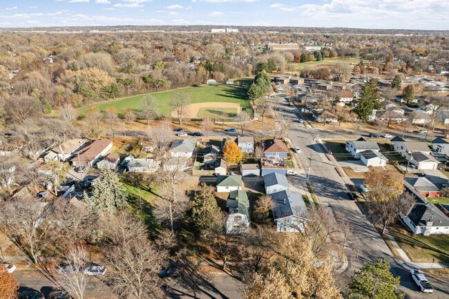 Building Photo - Updated 4-Bedroom 1.5-Bathroom Home in Minneapolis