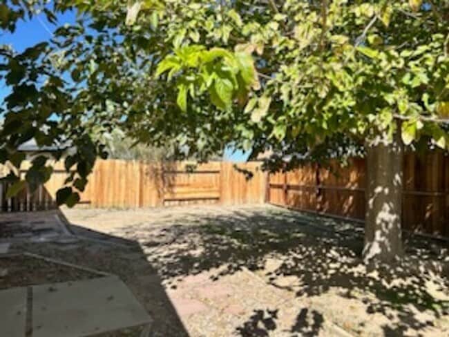 Building Photo - Please call Vaughn Realty, 760-446-6561 to...
