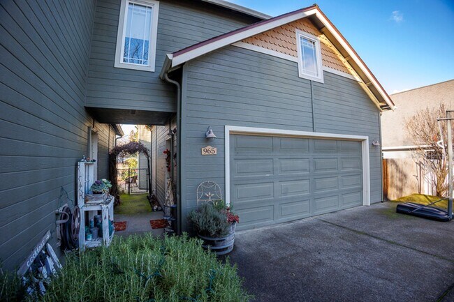 Building Photo - The Nest: Fully Furnished detached Cottage...