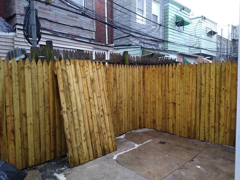 Building Photo - 2054 Ann St