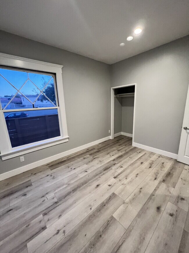 Building Photo - Fully renovated 2bed/1bath with private, g...