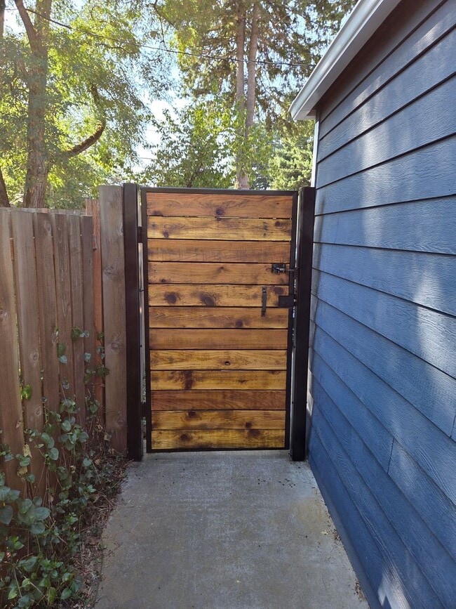 Building Photo - Beautiful 3 bd, 1 bath open kitchen/living, large yard, walk through video.