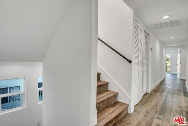 Building Photo - 2419 Cochran Ave