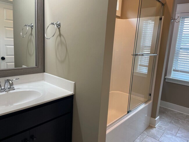 Building Photo - One level home with 2 Car Garage!