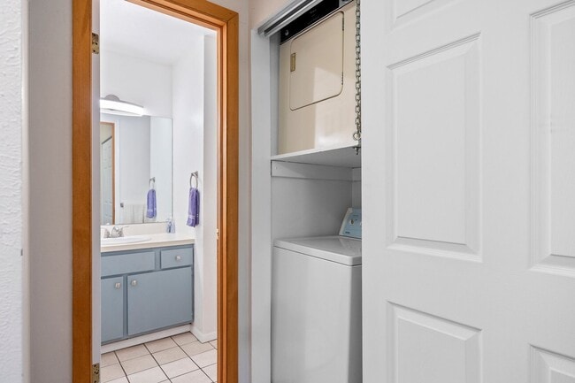 Building Photo - Bright & Peaceful 2BR Condo in South Boulder