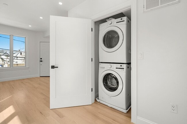 Building Photo - 53 Dustin St