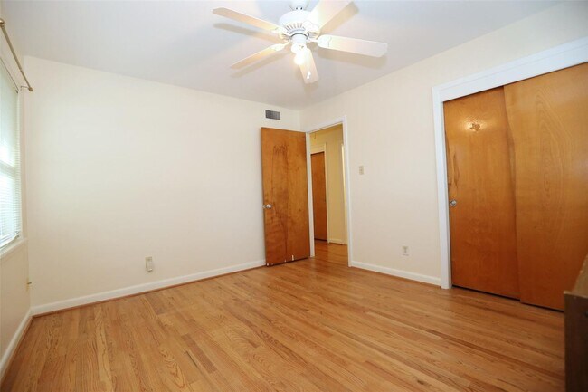 Building Photo - Wonderful mid century one story home, rece...