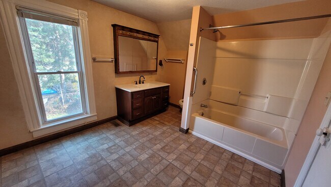 Building Photo - 351 Short St