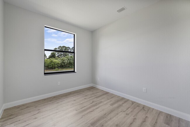 Building Photo - 556 Sherwood Ave S