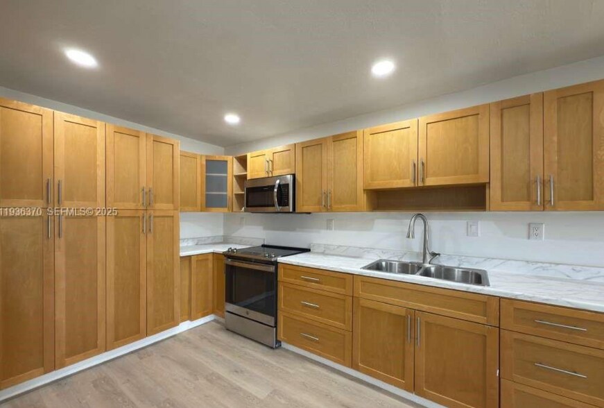 Building Photo - 9001 Jacaranda Ln