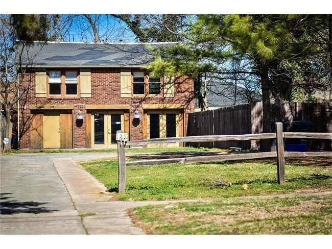 Building Photo - Unique with a Artsy Flare    2 Bed/1.5 Bath in Edgemere Park $995/month!