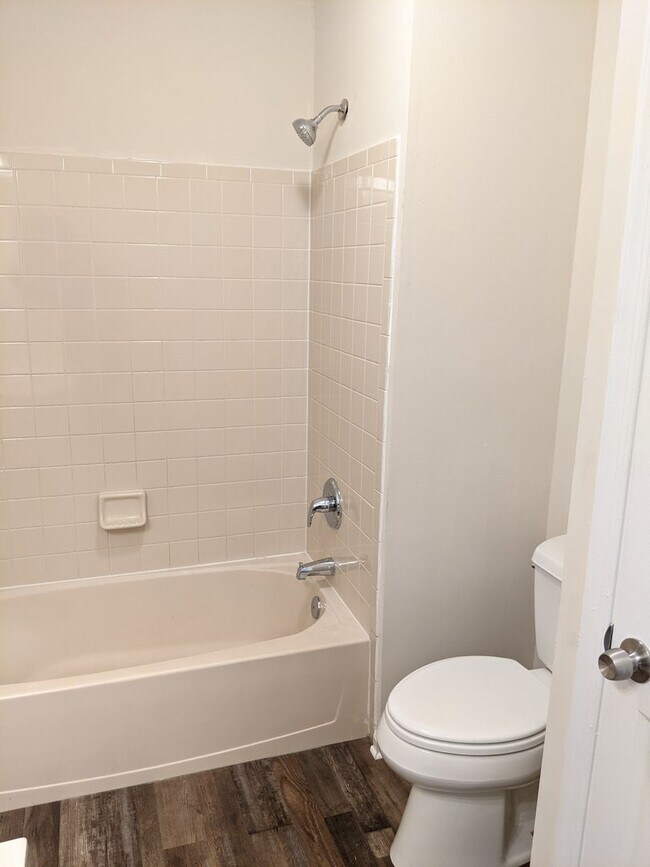 Building Photo - Recently renovated townhome in Ballenger C...