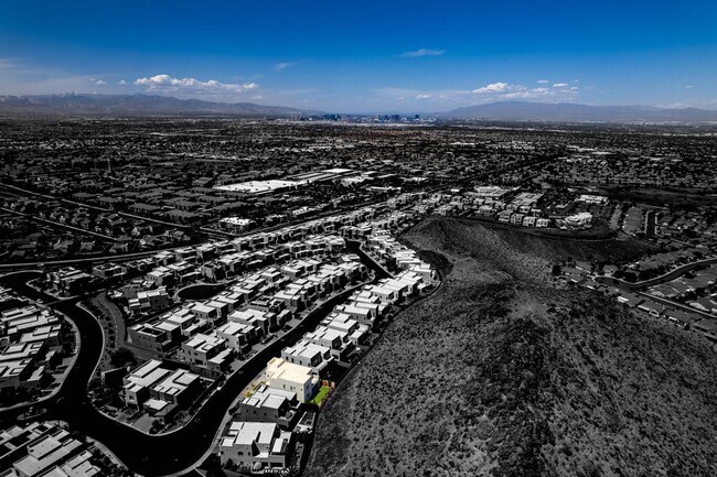 Building Photo - Luxury Rental with Mountain Views in Gated Henderson Community