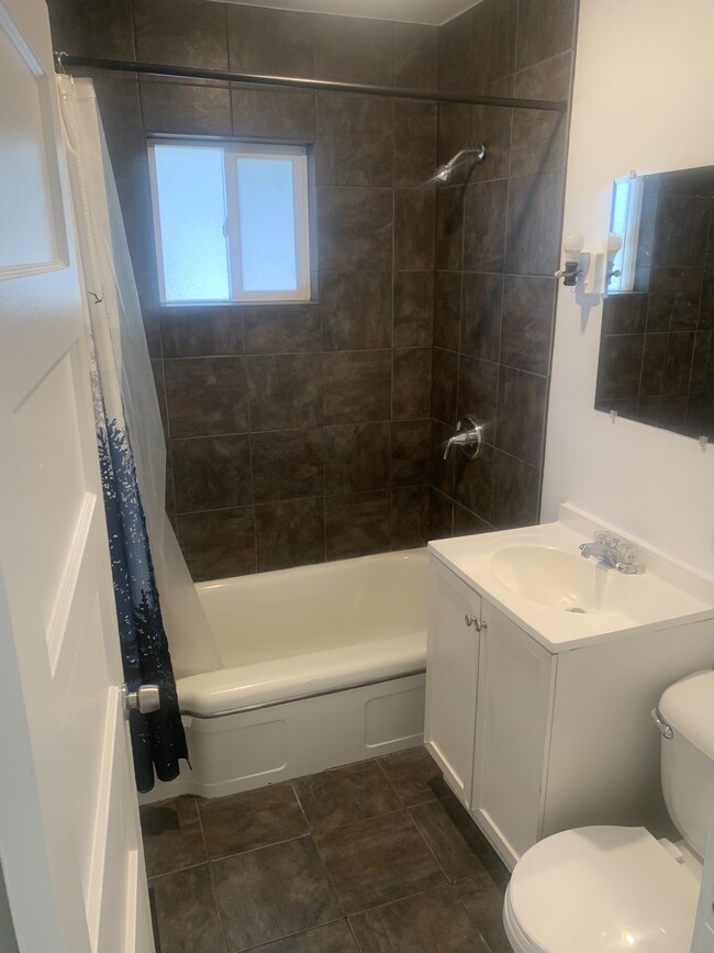 Main bath - 1330 Elm Ave