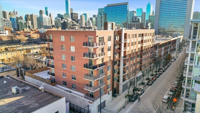 Building Photo - 873 N Larrabee St