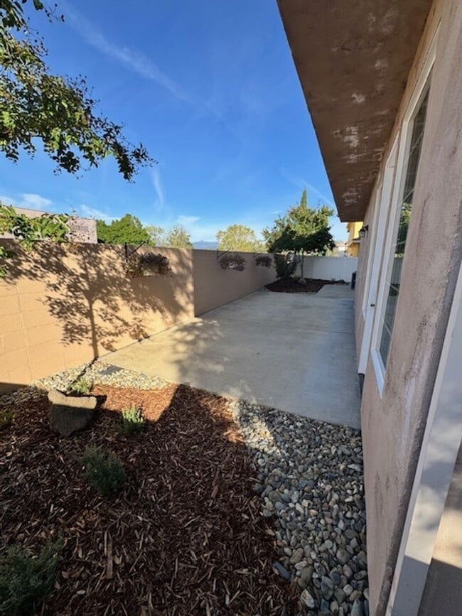 Building Photo - Upscale Modern 4 Bed | 2.5 Bath – Yard Mai...