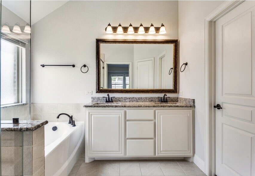 Building Photo - 3317 Creekhaven Dr