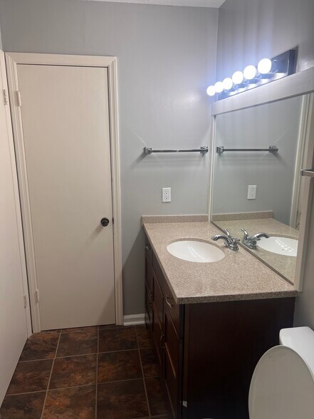Building Photo - 1405A Stratton Place Dr