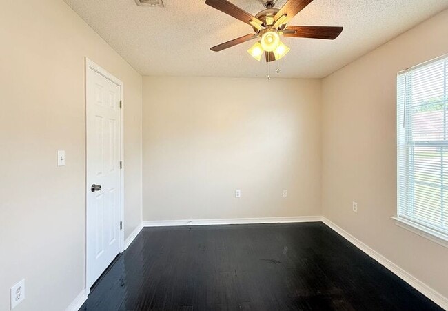 Building Photo - 437 Hilburn Ln