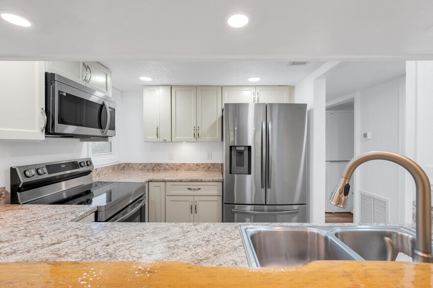 kitchen - 1051 S Highland St