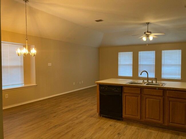 Building Photo - 4 Bedroom, 2 Bath Corner Lot House in Burl...