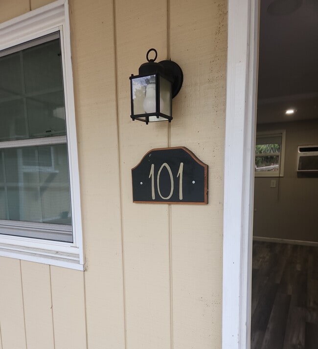 Building Photo - 9349 Valley Rd