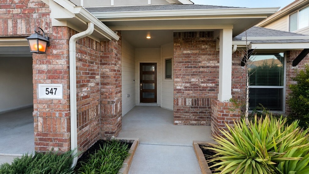 Building Photo - 547 Concho St
