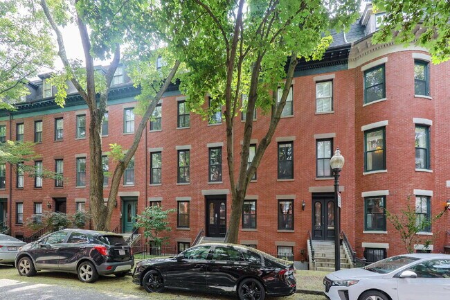 Building Photo - Rare Duplex with Tasteful Finishes, Privat...