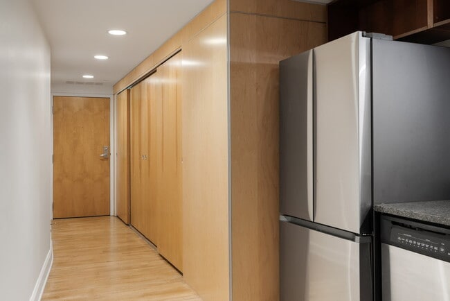 Building Photo - 106 N High St