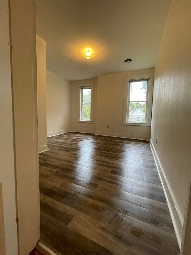 Building Photo - 2 Bedroom Apartment on the Northside
