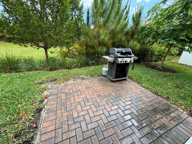 Building Photo - 6812 Pointe of Woods Dr