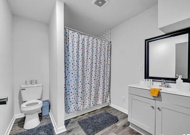 Building Photo - 4 bedroom 2 Bath - Available Now on Main A...