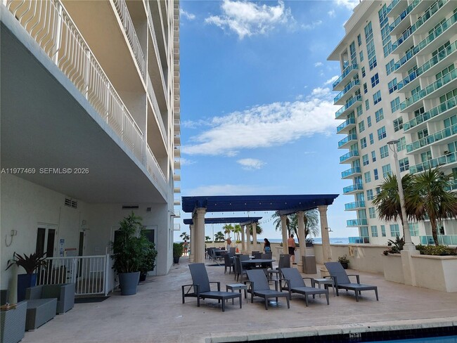 Building Photo - 1200 Brickell Bay Dr