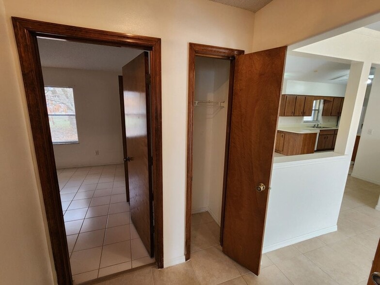 Building Photo - 818-817 7 Gables Cir SE