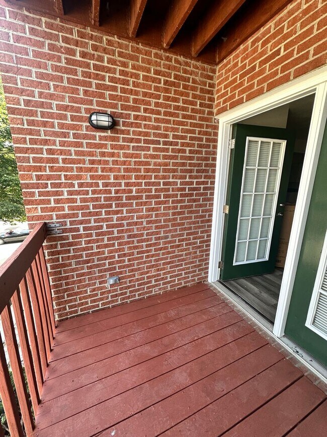 Building Photo - Renovated 4 Bedroom 2 Bath Room Downtown -...