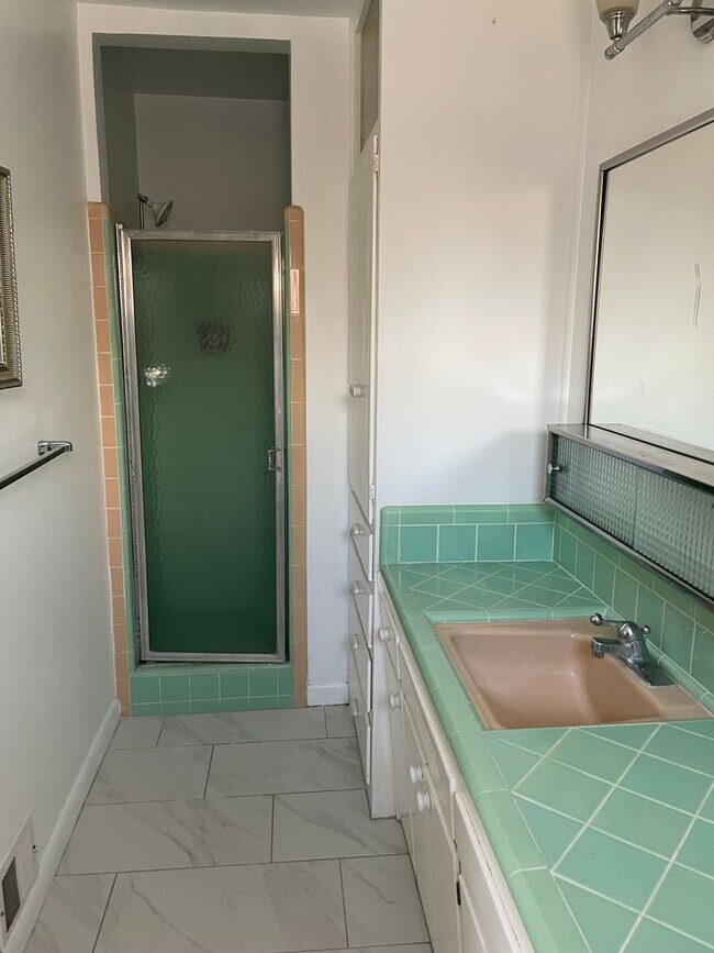 Building Photo - Open floorplan/Huge yard/Lots of Storage/Fireplace