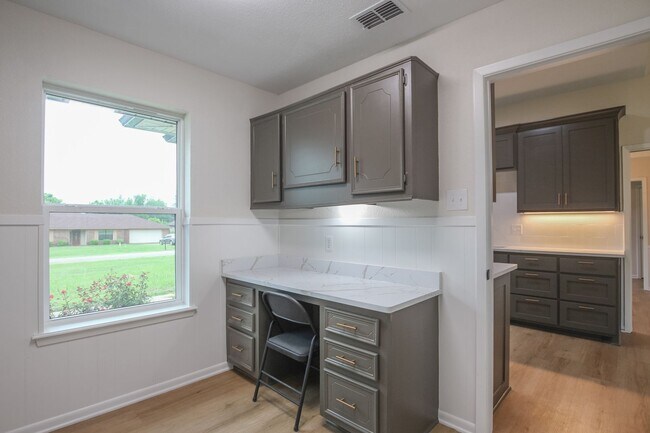 Building Photo - Available Now! Stunning 4 Bedroom 3.5 Bath...