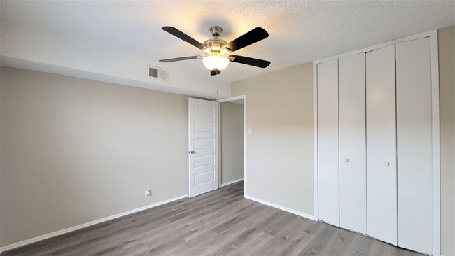 Building Photo - Charming Condo in Vista Del Sol!