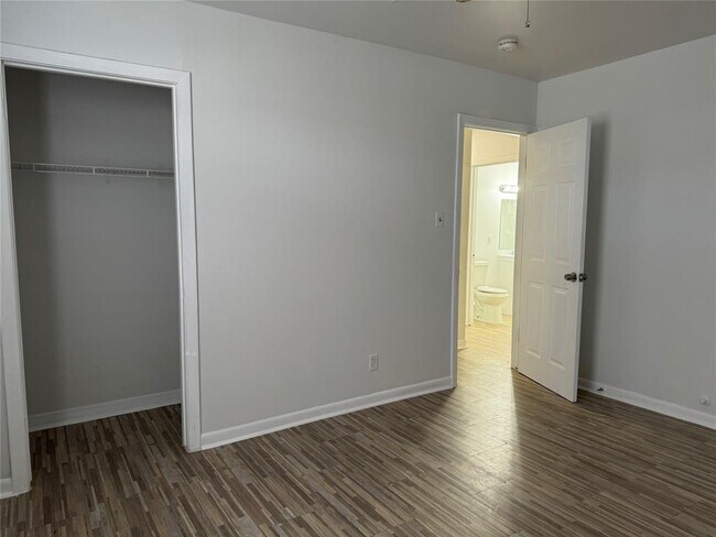 Building Photo - 706 Wren Ave
