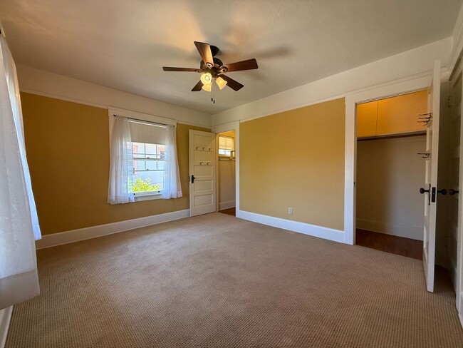 Building Photo - Fabulous Bankers Hill location 3 Bedroom Top-floor duplex unit