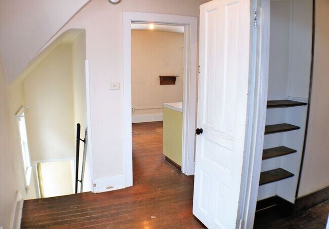 Building Photo - $900 | 1 BD RM, 1 Bath Apartment | Utiliti...