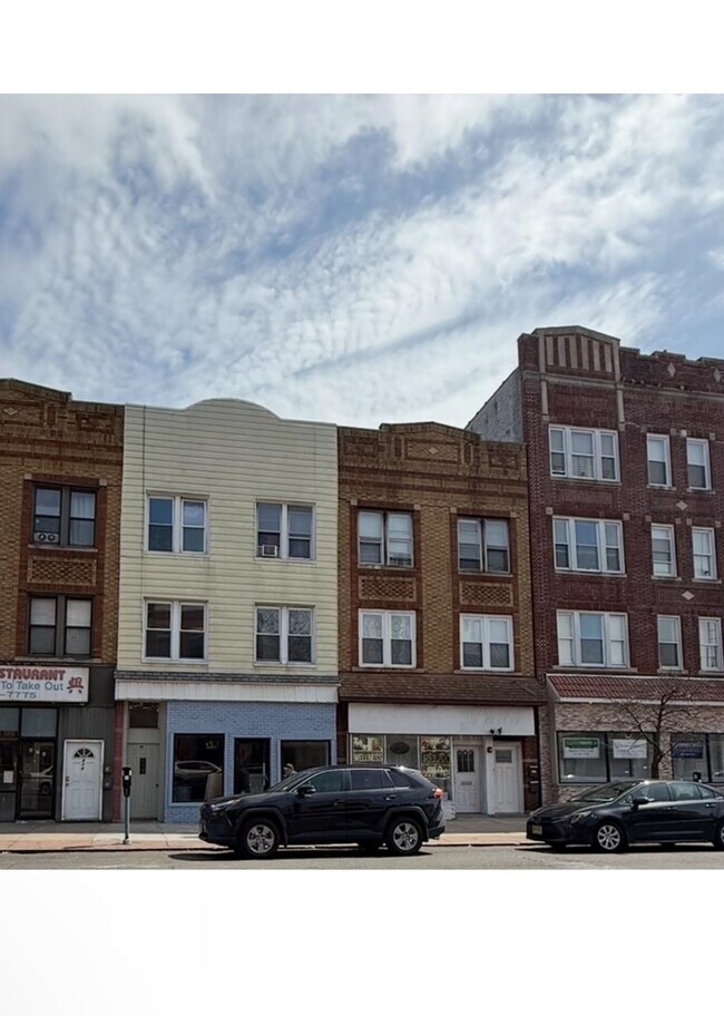 Building Photo - 872 Broadway
