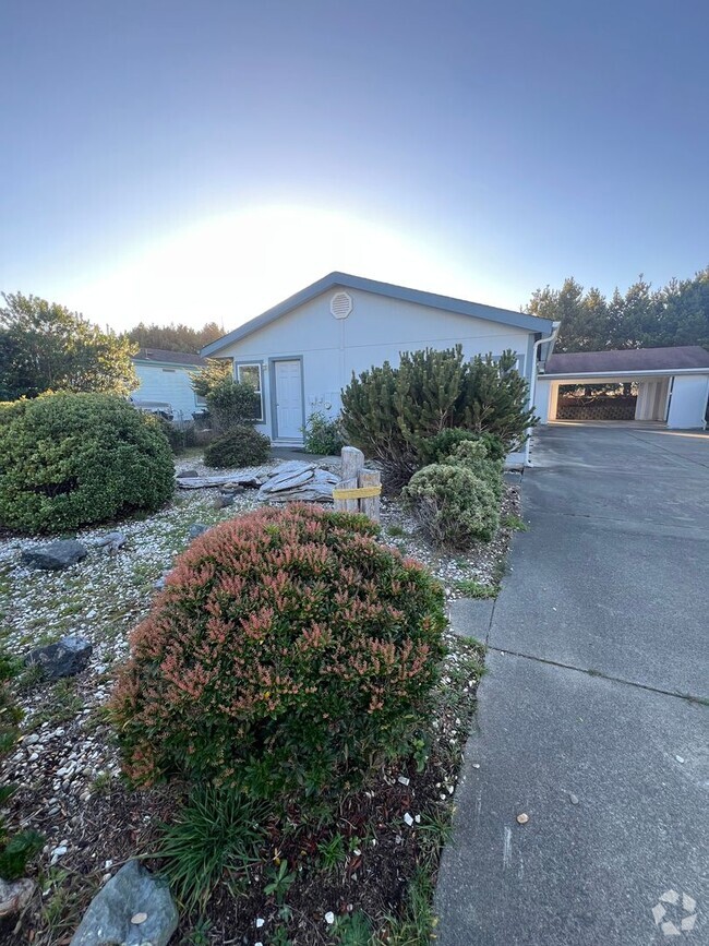 Building Photo - Beautiful 3 bedroom 2 bath home with a lar...