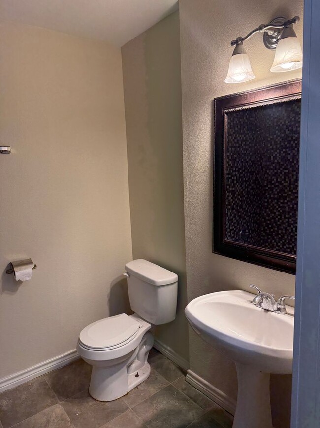 Building Photo - 2/1 plus an office