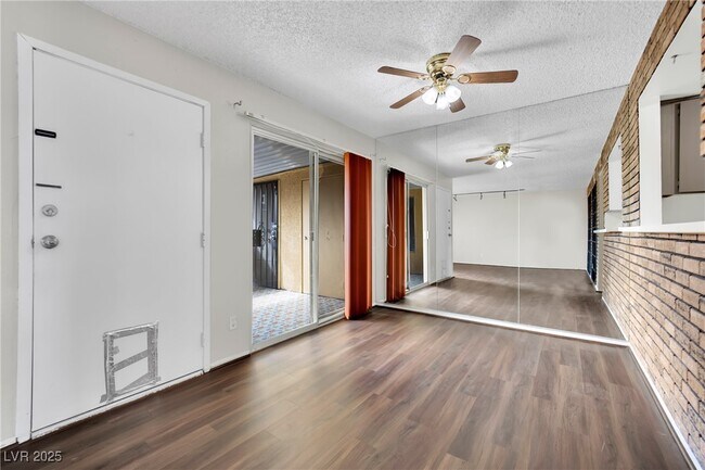 Building Photo - 1417 Hialeah Dr