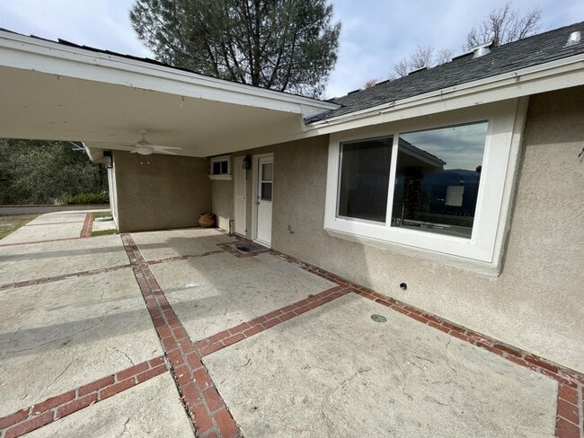 Building Photo - Large, well cared for, single family,  3/2 with Garage