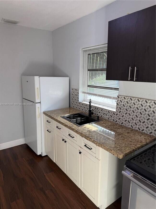 Building Photo - 217 E 48th St