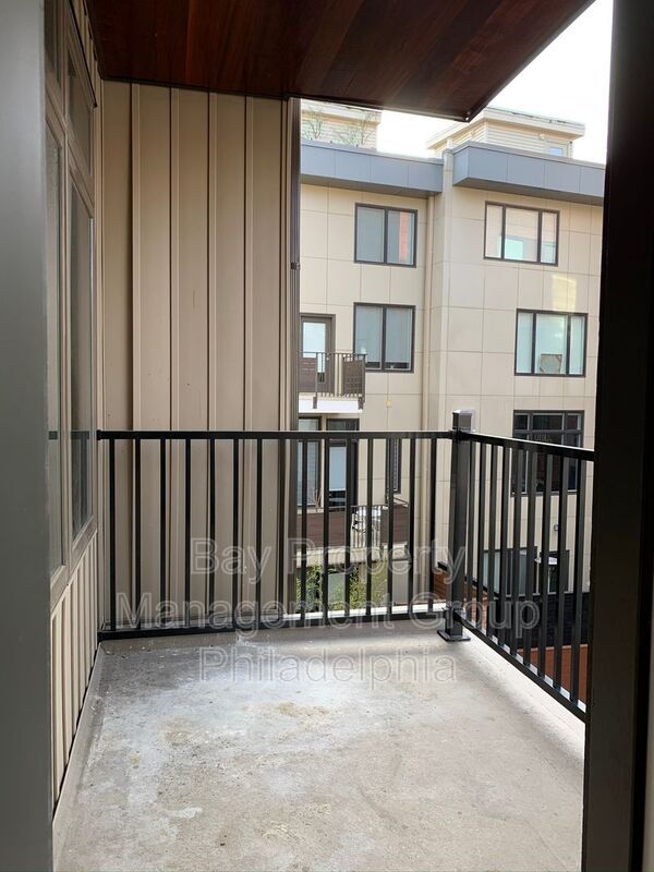 Building Photo - 842 N American St