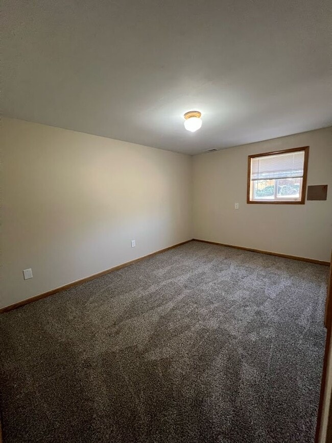 Building Photo - Long Realty & Property Management - 5 Bedr...